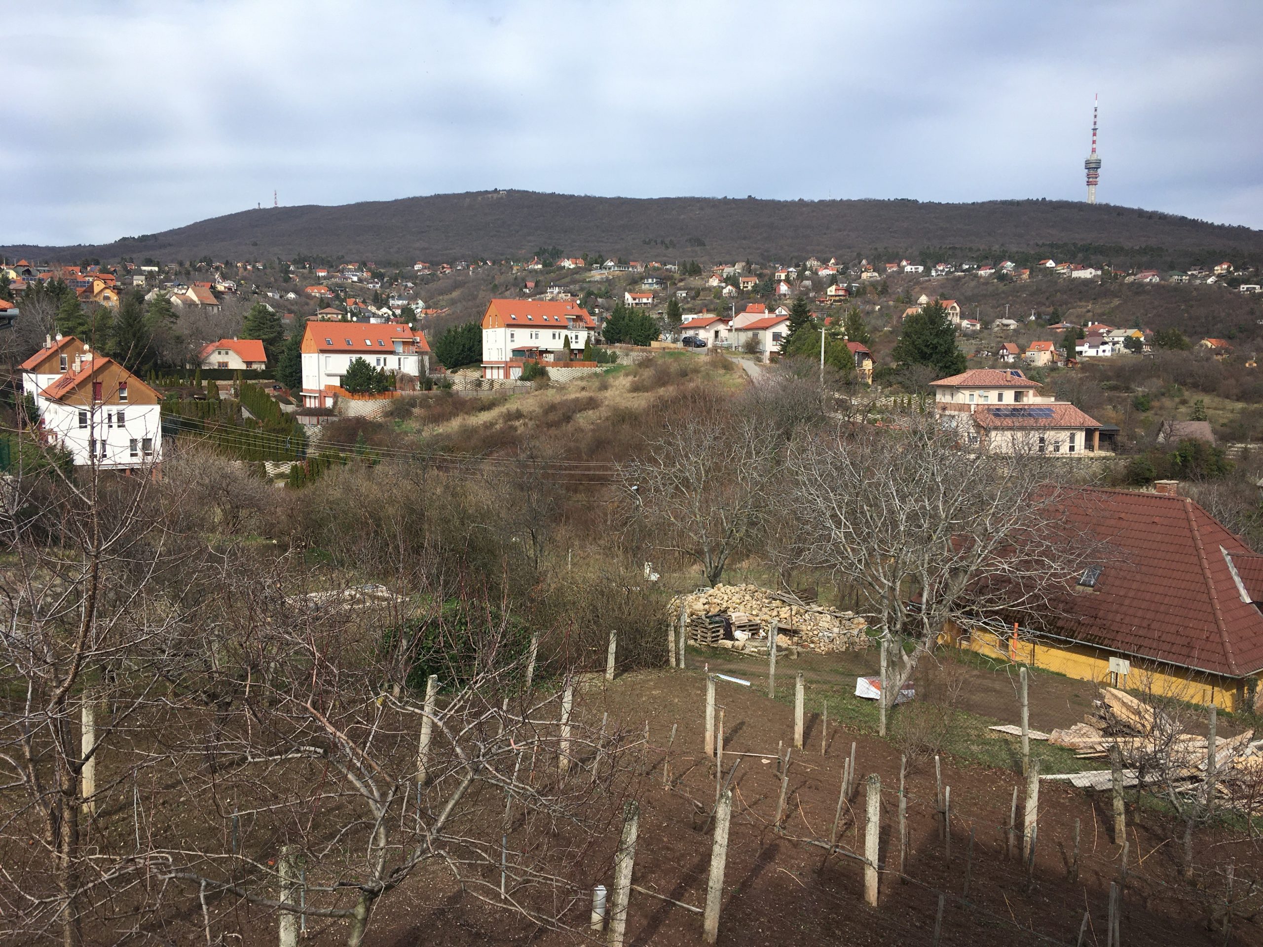 Eladó  felújított panorámás családi ház Pécs Donátusban