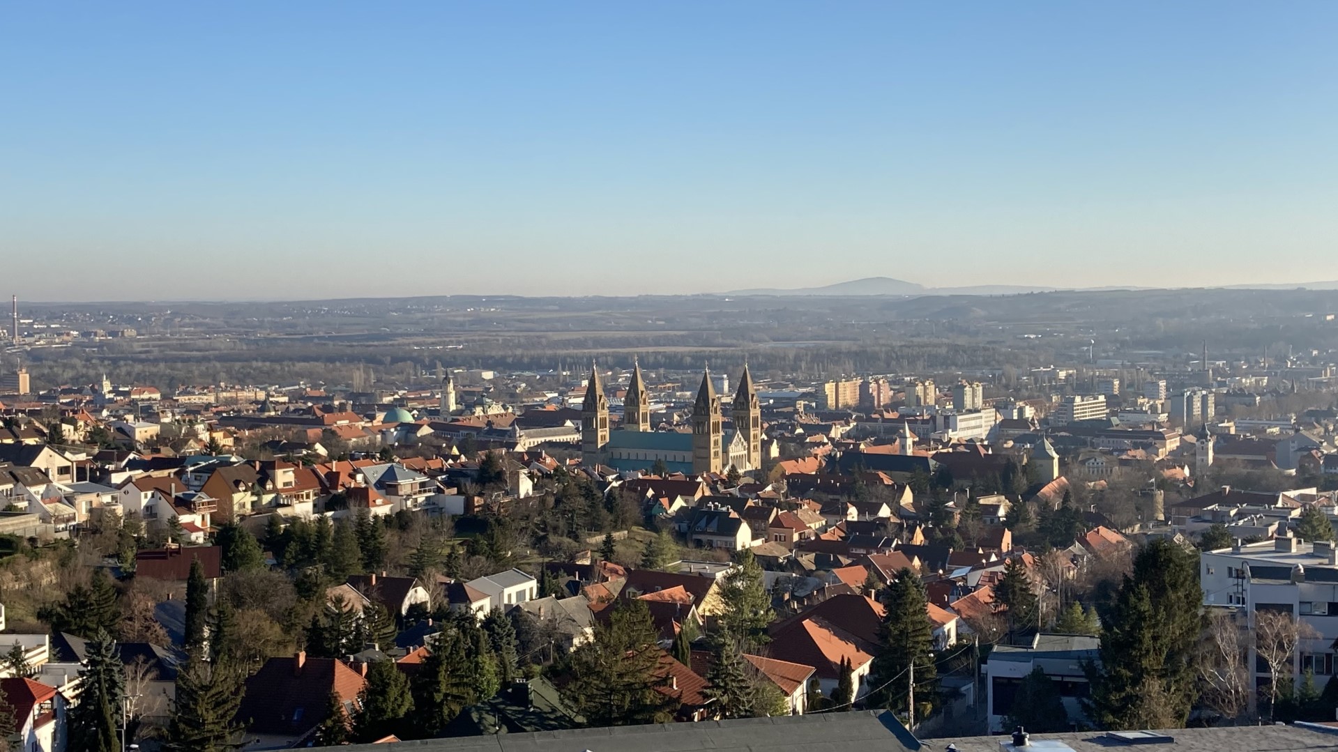 Pécs városára teljes és elvehetetlen panorámával sorház eladó a Mecseken