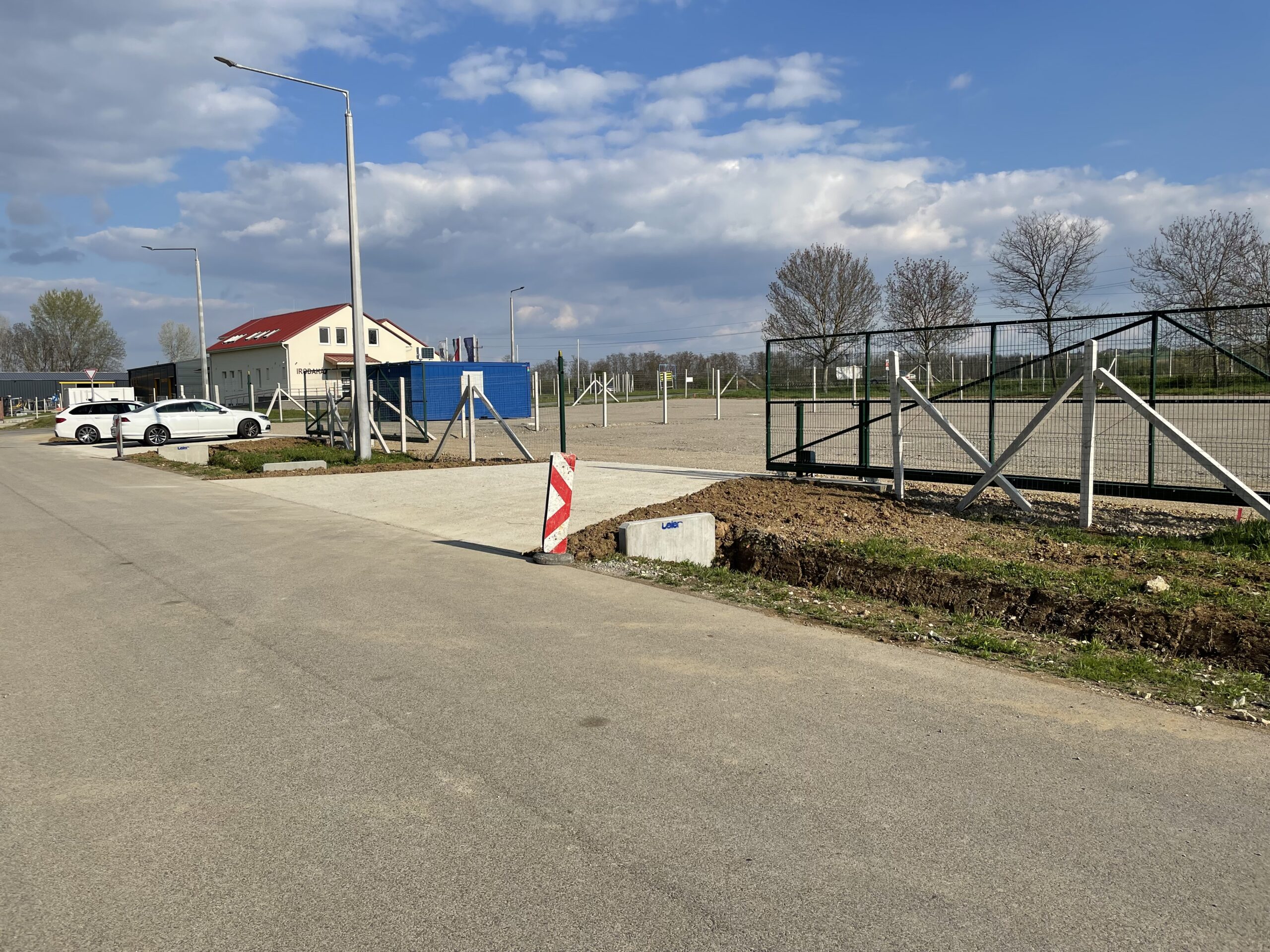 Kiadó sík fekvésű iparterület Pécs mellett, attól 4km-re, teljes közművel.