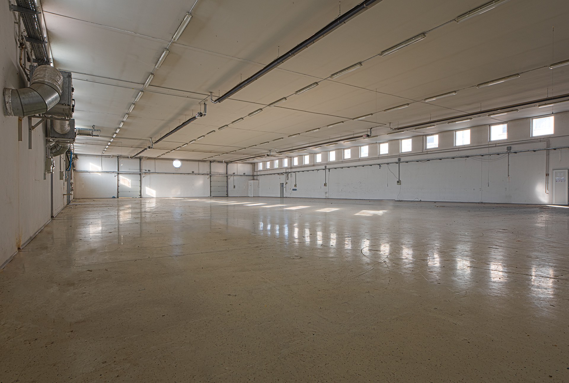 Eladó újszerű 3×1200 m² csarnok együttes 400 m² irodával Pécs déli részén