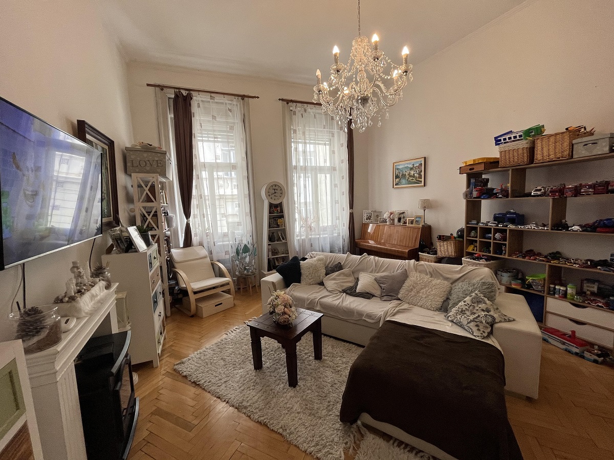 Eladó irodának/rendelőnek alkalmas nagypolgári lakás Pécs, Belváros