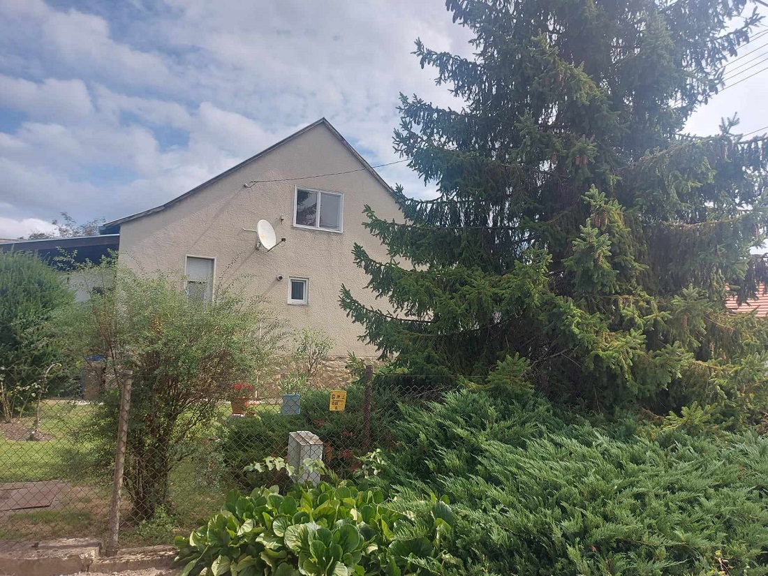 Eladó kétszintes családi ház Pécs-Somogyban